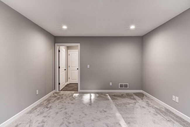 Building Photo - Like New 3 Bedroom Town Home