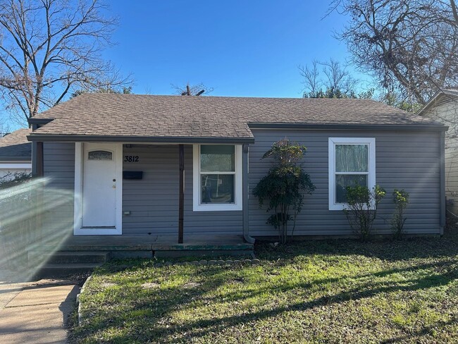 Building Photo - Perfect Central Waco Home