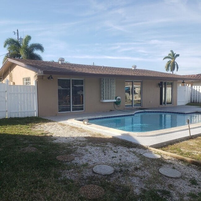 Building Photo - BEAUTIFUL HOUSE WITH POOL AND WATERFRONT 3...