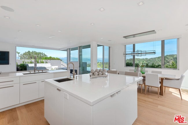 Building Photo - 3642 Beverly Ridge Dr