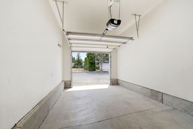 Building Photo - 1499 NE Birkshire Ct