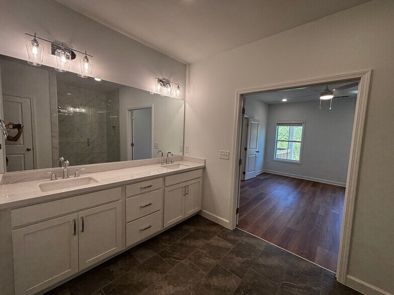 Building Photo - 202 Summit Ave SE