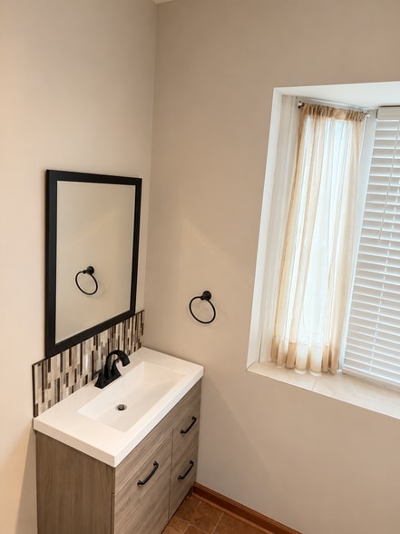 Bathroom 2nd floor - 2822 W 40th St