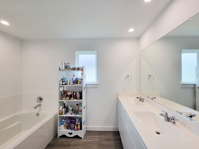 Building Photo - This stunning 4-bedroom, 2-bathroom Rosharon lease features modern upgrades, an open-concept layo...