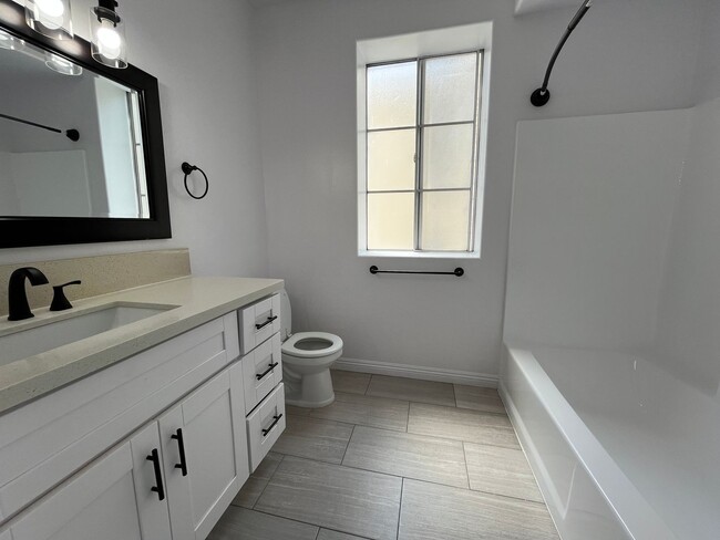 Interior Photo - 114 North Doheny Drive