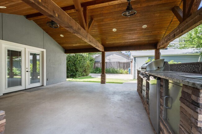 Building Photo - 1320 Woodvine Dr