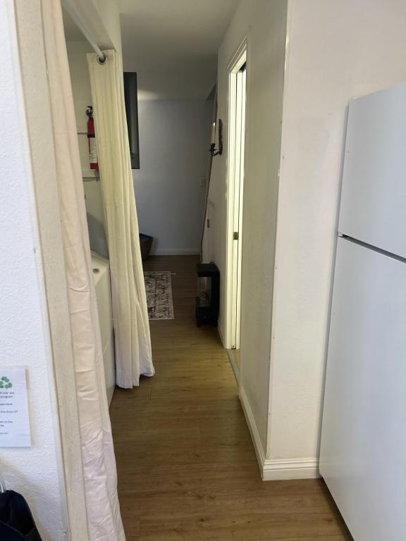 Building Photo - 2215 Poplar Dr