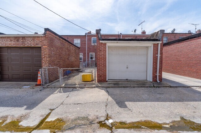 Building Photo - 3-Bedroom, 1.5 Bathroom Home in Belair-Edison