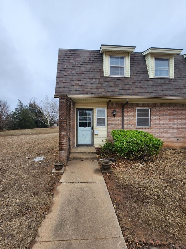 Building Photo - Cute 3 bedroom Townhome in Shawnee!