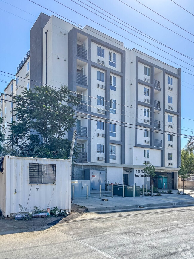 Building Photo - LEASE UP