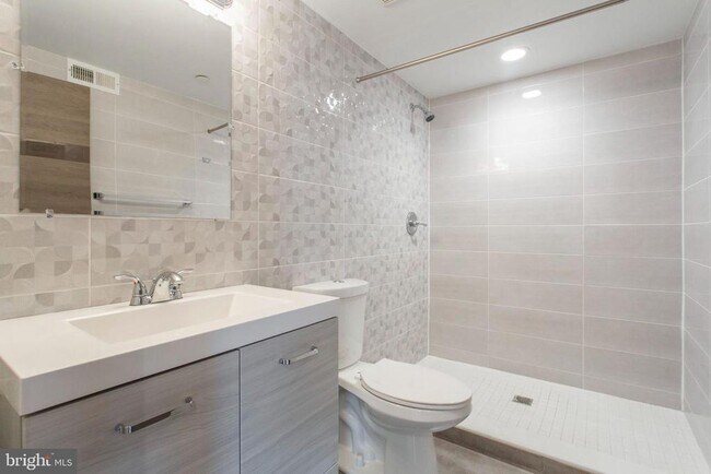 Building Photo - 2553 Montrose St