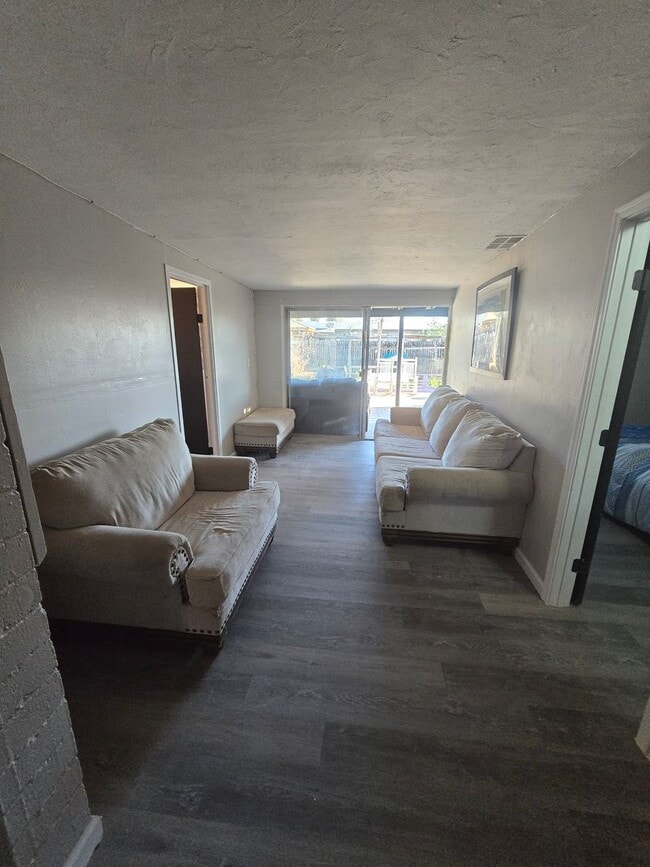 Building Photo - Rooms for Rent – Furnished, Lockable, & Private Backyard! 6 Spots Open.