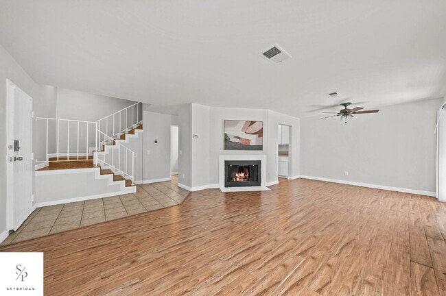 Building Photo - Charming 2-Bed Townhouse with Fireplace in Prime CA Location!
