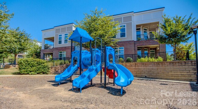 Building Photo - 16408 Holly Crest Ln