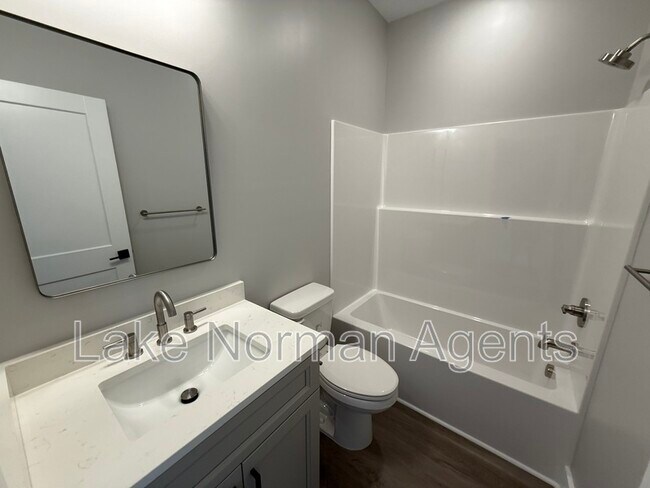 Building Photo - 525 Dellwood Dr
