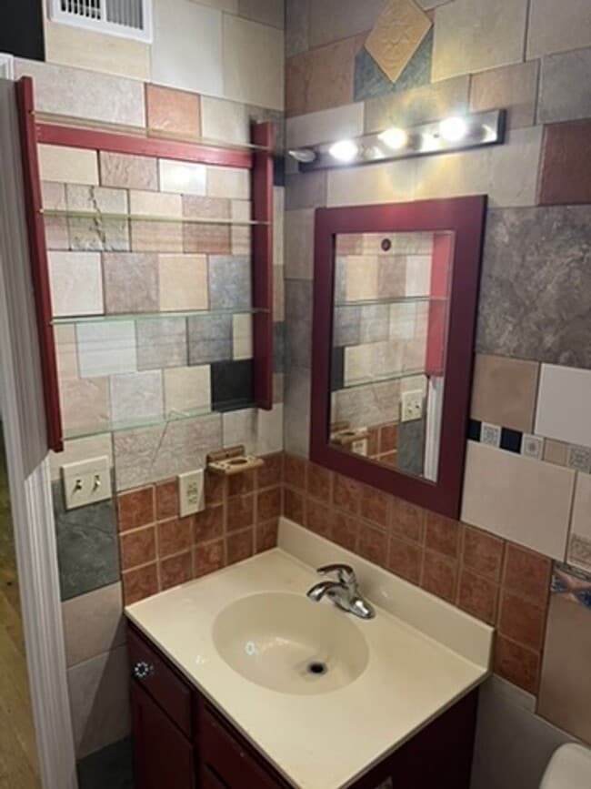 Building Photo - Charming 4 Bedroom 2 bath apartment near d...