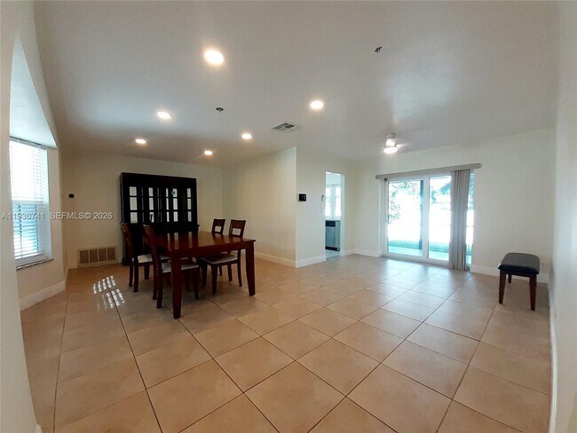 Building Photo - 2109 N Park Rd