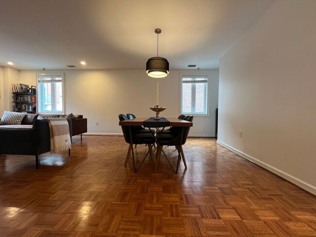 Building Photo - Gorgeous 2-Bed/2-Bath Condo in the Heart of Old City! Available August 1st!