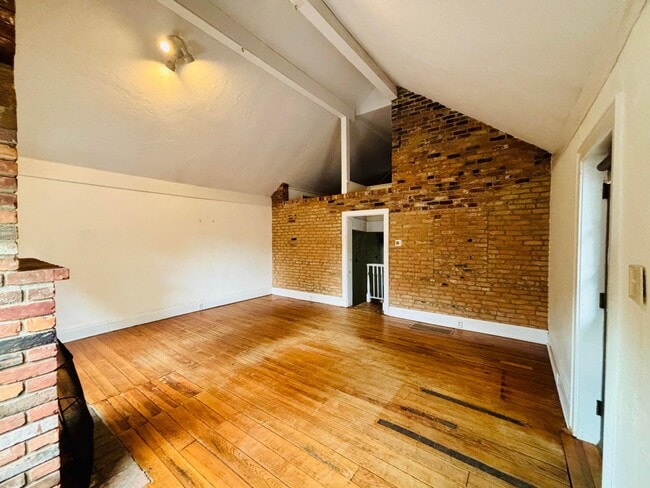 Building Photo - 552 S 6th St