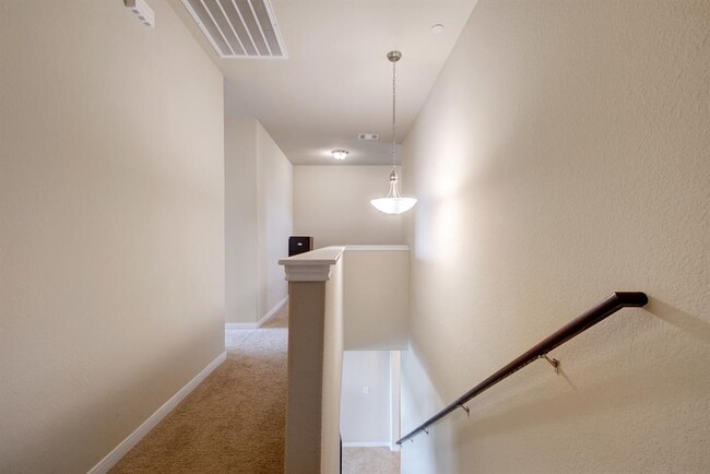 Building Photo - 2880 Donnell Dr