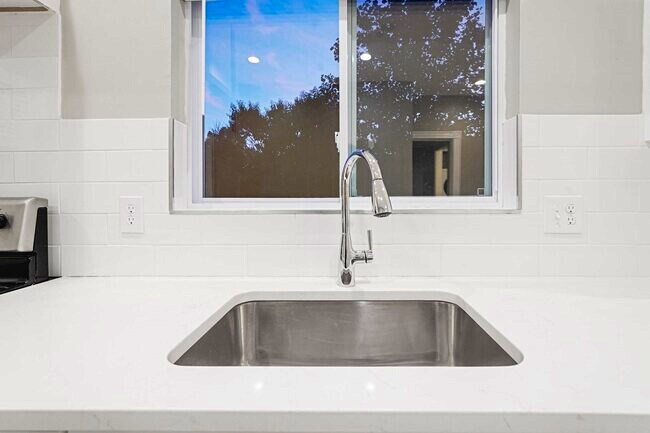 Building Photo - 381 Adams St