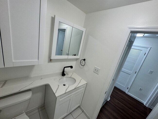 Building Photo - 225 Halladay St