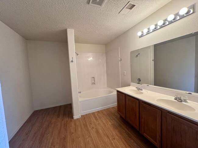 Building Photo - 3 bed 2 bath home in Los Lunas  MOVE IN SPECIAL!