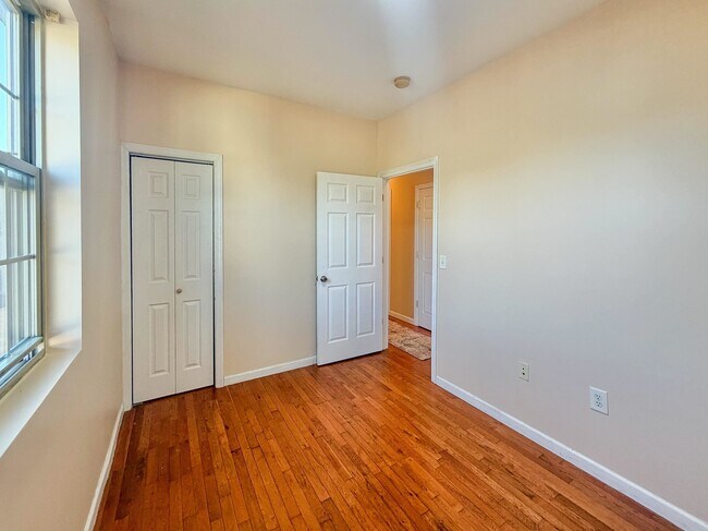 Building Photo - 247 Winfield Ave