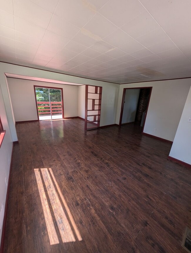 Building Photo - A Quarky Bremerton Original! Tons of Space...