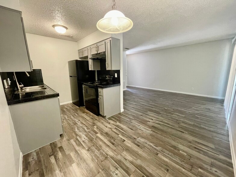 Primary Photo - Century Oaks