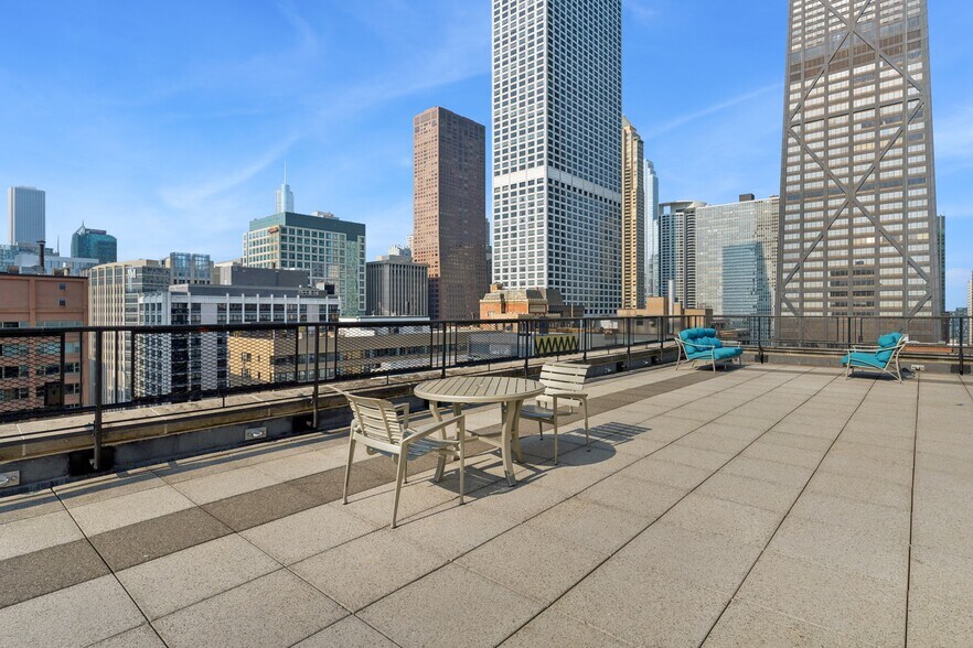 Building Photo - 253 E Delaware Pl