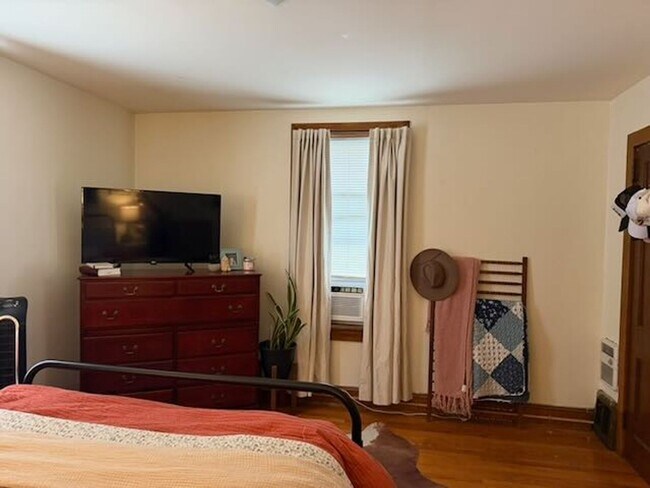 Building Photo - 4 Bedroom Townhome Across Street from JMU