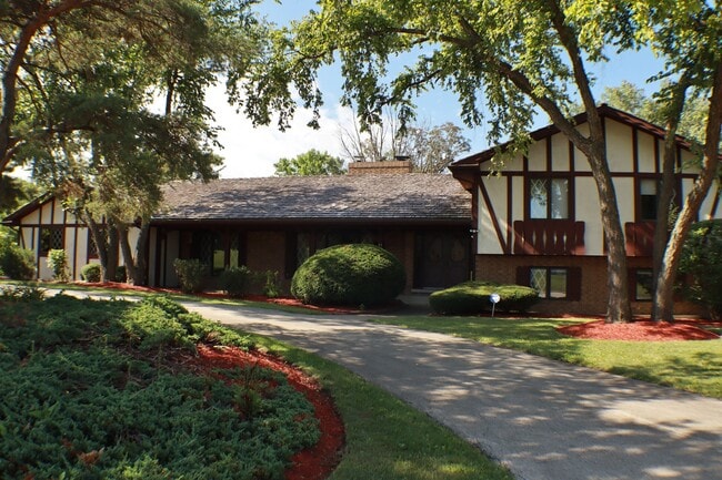 Building Photo - 44 Kingston Dr