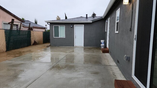 Building Photo - Beautiful 4 Bedroom 2 Bath Home Centrally ...