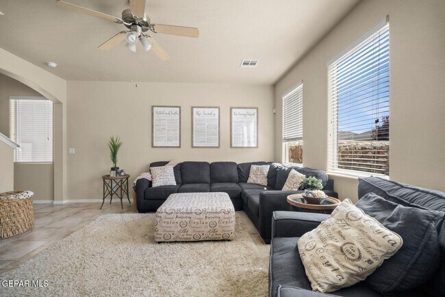 Building Photo - 3825 Loma Reina