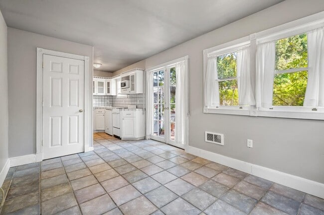 Building Photo - 3031 Flores St