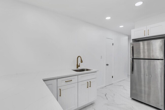 Building Photo - 2556 Woodland Rd