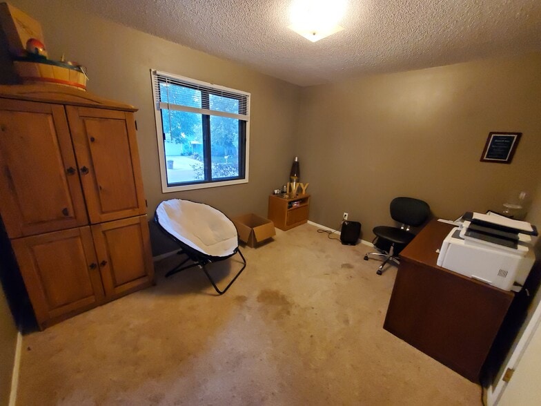 Building Photo - 2201 Tracy Ln