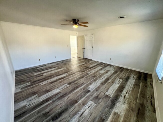Building Photo - 555 Old Hwy 99 (Triplex)