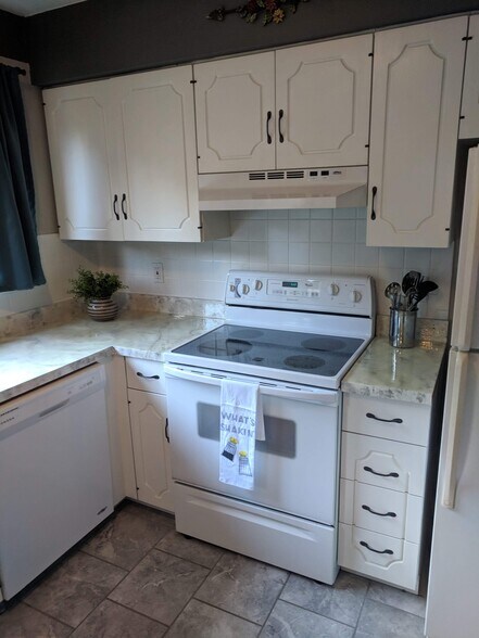 Building Photo - 833 Nowland Ct