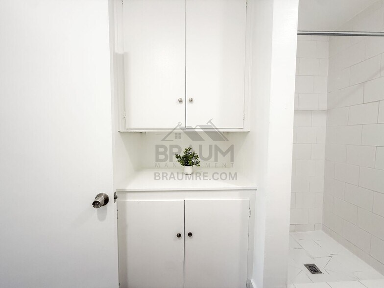 Building Photo - 6041 Whitsett Ave