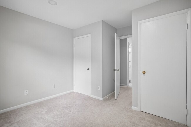 Building Photo - 5128 Cliffhaven Dr