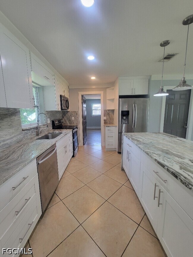 Building Photo - 203 Redcliff Ave