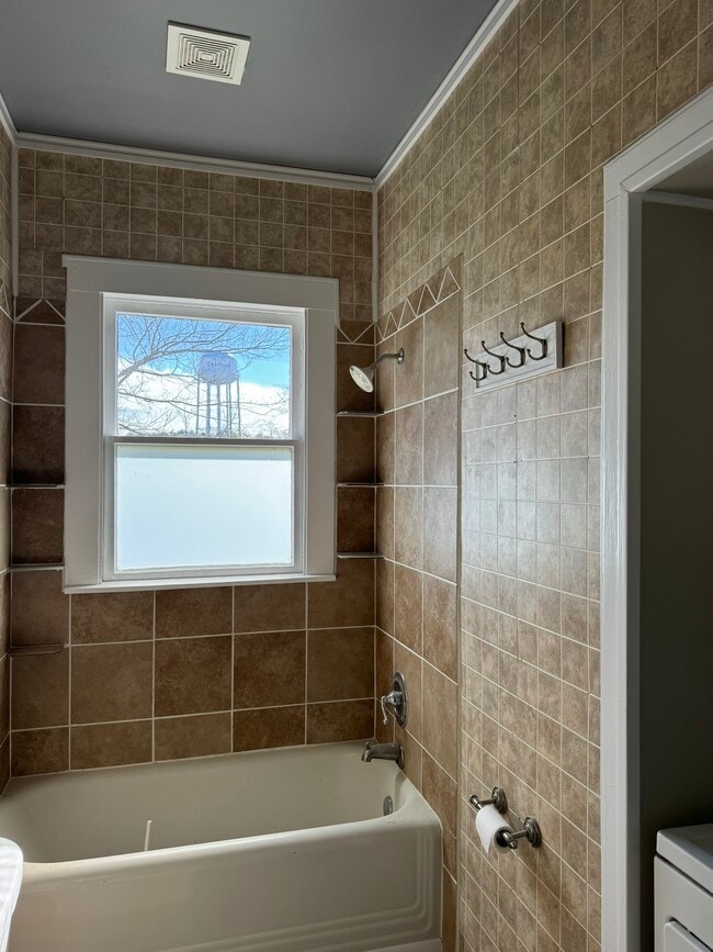 Building Photo - 404 Church St