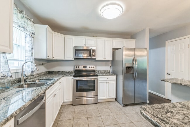 Building Photo - Pet Friendly Mid-Century Modern 4/Bedroom,...