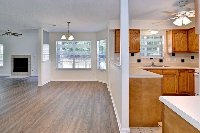 Building Photo - Convenient Coventry Home