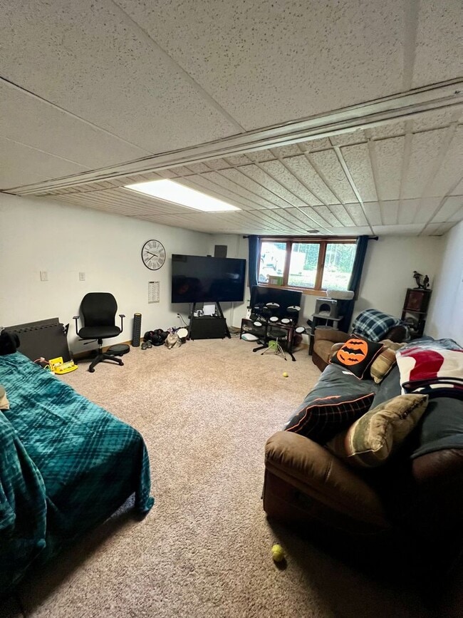 Building Photo - Charming 3-Bedroom Home on 5.84 Acres – Pe...