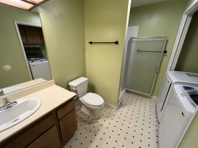 Building Photo - 1523 Hood Rd