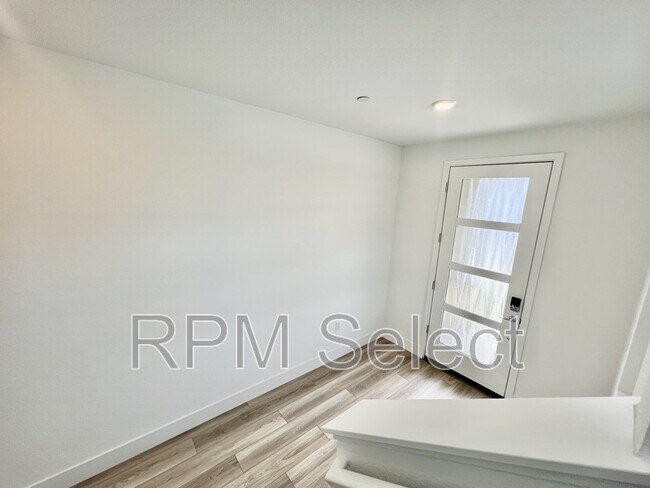 Building Photo - 2604 Atascadero Dr