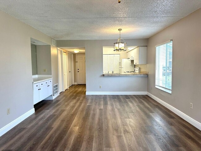 Building Photo - First Floor 2/2 Condo at Pine Shadows in O...